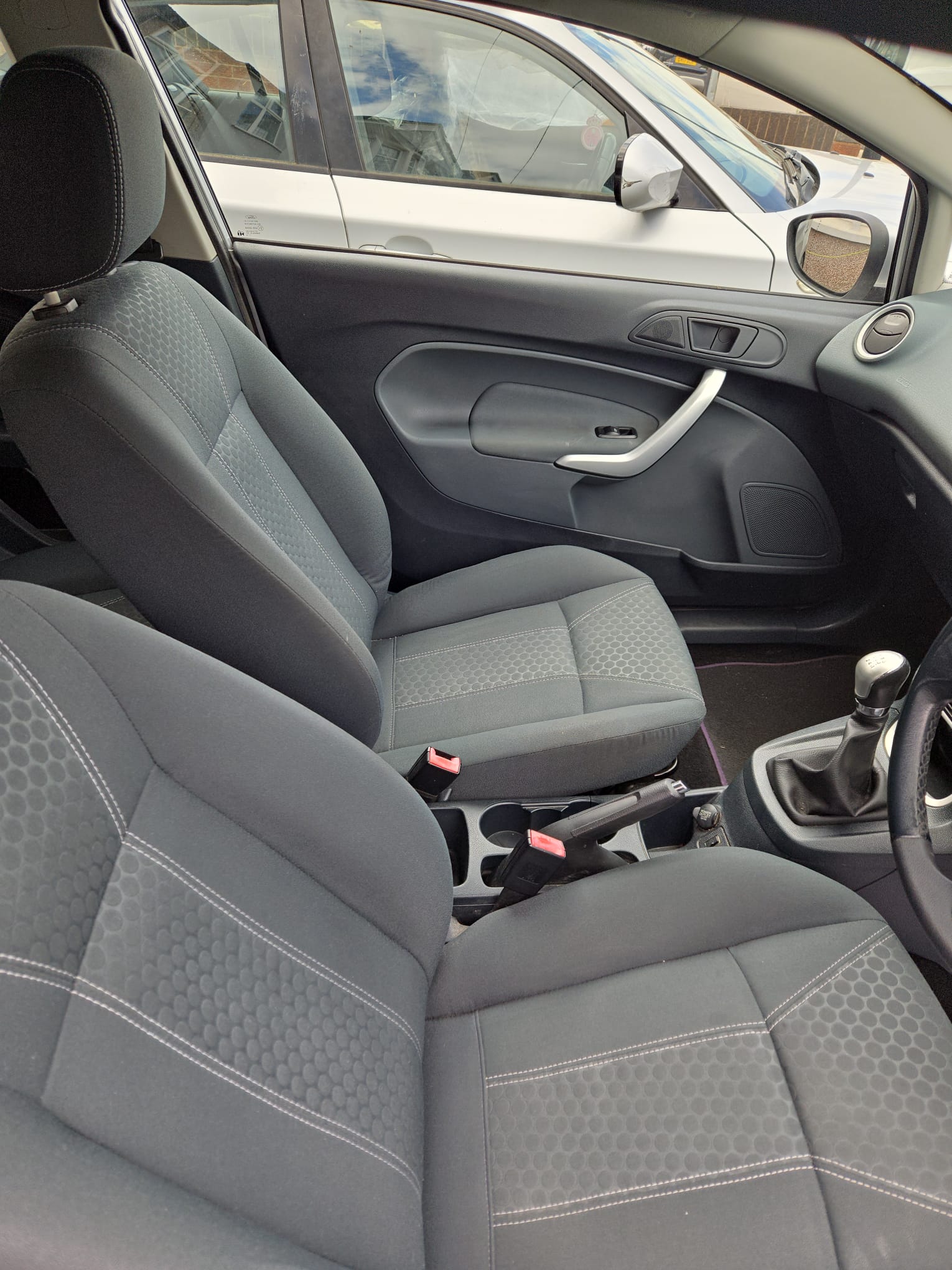 
										Ford Fiesta Zetec (2010) full									